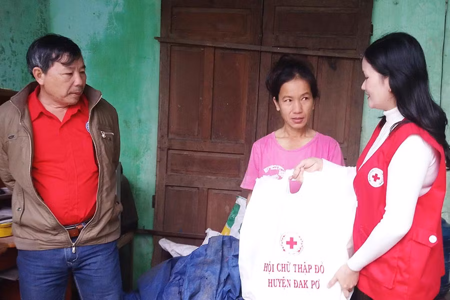  Hội Chữ thập đỏ Đak Pơ trao quà tết cho hộ nghèo. Ảnh: Tuyết Mai