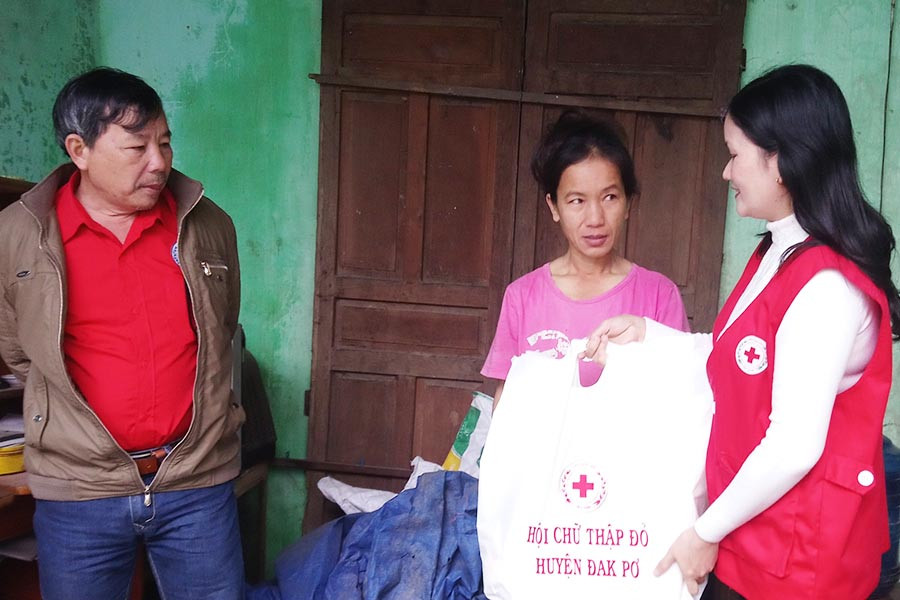  Hội Chữ thập đỏ Đak Pơ trao quà tết cho hộ nghèo. Ảnh: Tuyết Mai