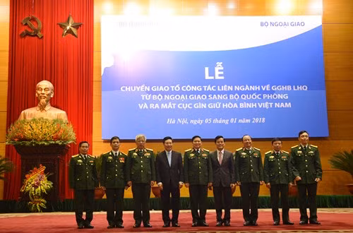 Các đại biểu chụp ảnh lưu niệm với lãnh đạo Cục Gìn giữ hòa bình Việt Nam.