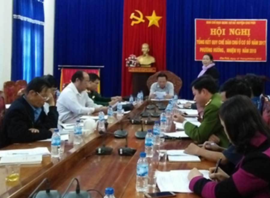 Hội nghị tổng kết thực hiện quy chế dân chủ ở cơ sở năm 2017. Ảnh: Thương Hiền