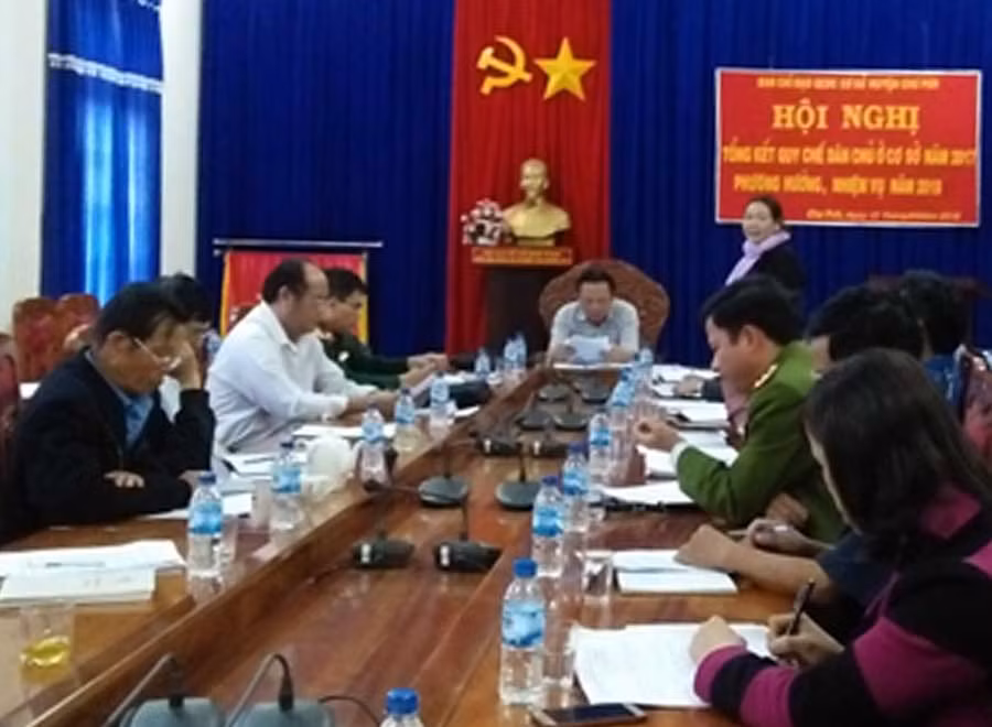 Hội nghị tổng kết thực hiện quy chế dân chủ ở cơ sở năm 2017. Ảnh: Thương Hiền