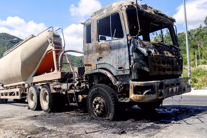 Chiếc xe trộn bê tông trơ khung sắt sau vụ cháy.