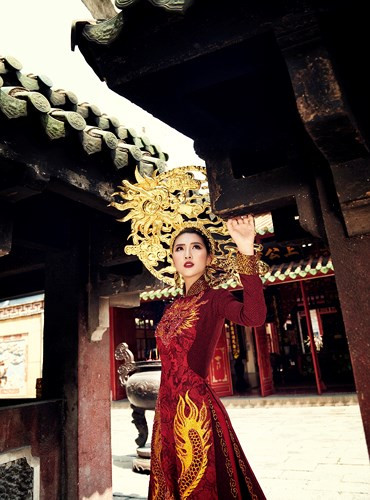 Toàn bộ bộ trang phục ý nghĩa này được NTK Phạm Sĩ Toàn làm bằng thủ công để đạt được hiệu quả và sự tỉ mỉ tuyệt đối nhất. Toàn bộ bộ trang phục ý nghĩa này được NTK Phạm Sĩ Toàn làm bằng thủ công để đạt được hiệu quả và sự tỉ mỉ tuyệt đối nhất.