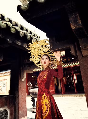  Toàn bộ bộ trang phục ý nghĩa này được NTK Phạm Sĩ Toàn làm bằng thủ công để đạt được hiệu quả và sự tỉ mỉ tuyệt đối nhất. 