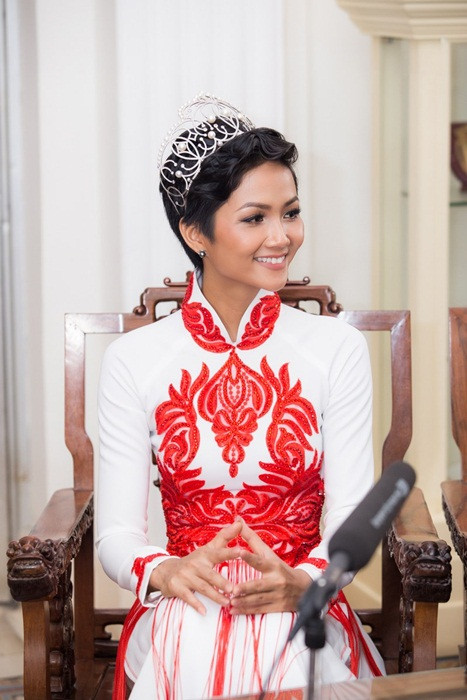  Trang phục truyền thống làm tôn nét dịu dàng, nền nã của 