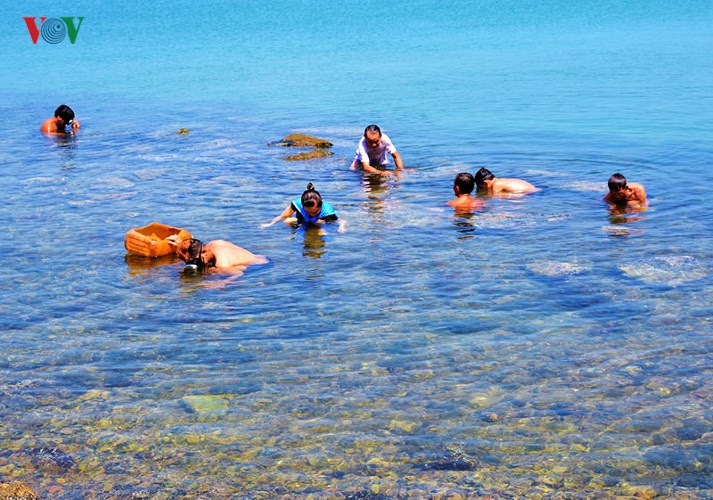  Nước biển sạch trong, xanh một màu.