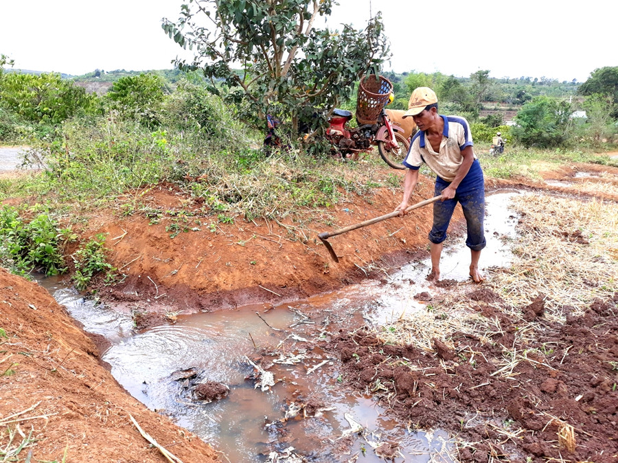 Ông Siu Lơ đang lấy nước vào ruộng ủa mình. Ảnh: Q.T 