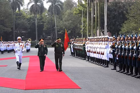 Bộ trưởng Ngô Xuân Lịch và Bộ trưởng Sergei Shoigu duyệt Đội Danh dự QĐND Việt Nam