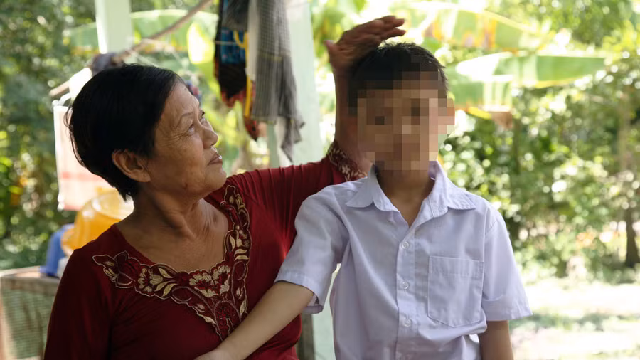 Bé Chang Po Jui (quốc tịch Đài Loan) ở xã Vị Thắng, huyện Vị Thủy (Hậu Giang) đã về Việt Nam sáu năm nhưng chưa một lần được cha liên lạc. Chang Po Jui sống cùng bà ngoại khi mẹ đi làm ăn xa.