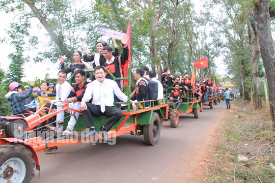  Thay vì đi xe mui trần, H'Hen Niê được người dân đón bằng 12 chiếc xe máy cày