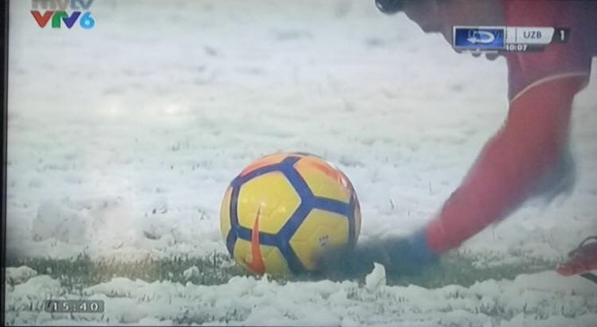Hình ảnh cầu thủ U.23 VN cào tuyết gây xúc động mạnh
