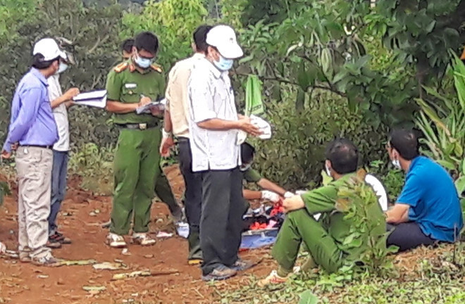 Cơ quan chức năng khám nghiệm hiện trường nơi xảy ra vụ nổ súng. Cơ quan chức năng khám nghiệm hiện trường nơi xảy ra vụ nổ súng.