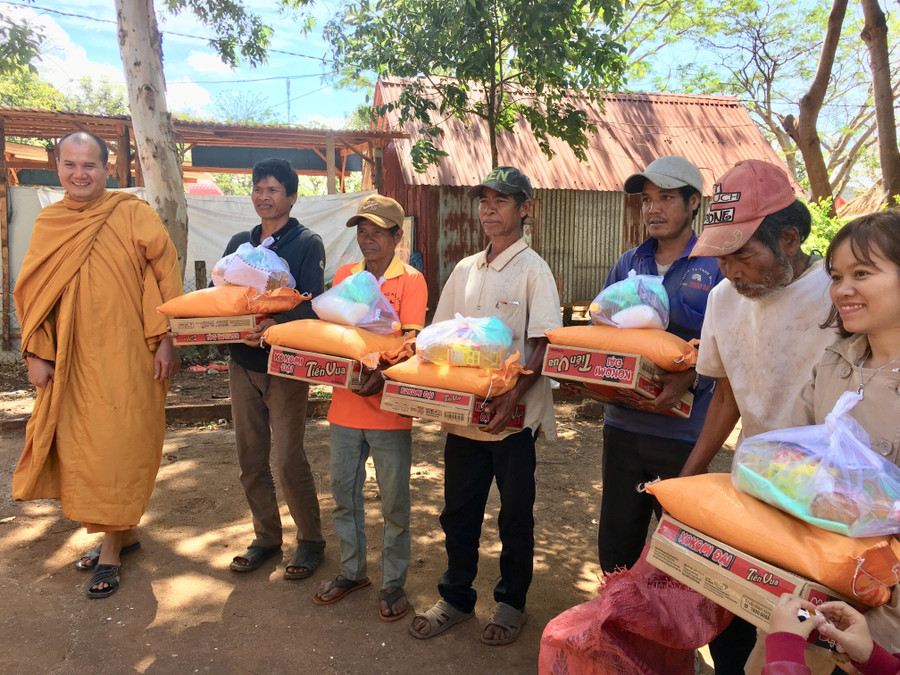 Tặng quà cho bệnh nhân phong làng Đê Hlim, xã Lơ Pang, huyện Mang Yang. Ảnh: Hà Xuyên  Tặng quà cho bệnh nhân phong làng Đê Hlim, xã Lơ Pang, huyện Mang Yang. Ảnh: Hà Xuyên