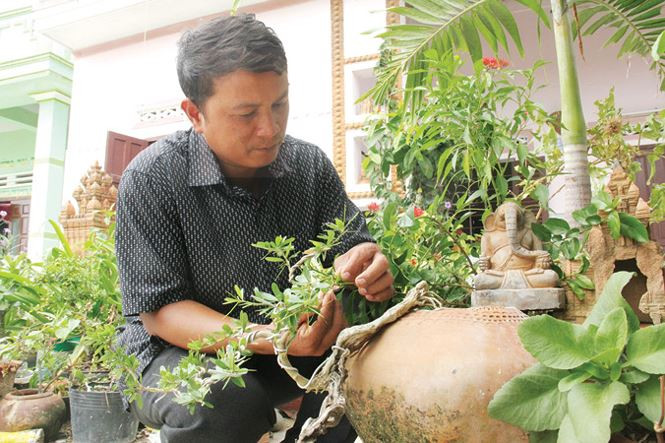 Bên một góc vườn “art” của mình. Bên một góc vườn “art” của mình.