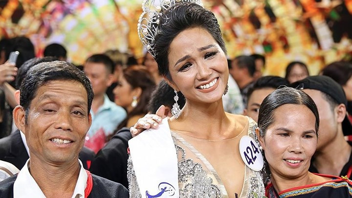 H'Niê đăng quang Hoa hậu Hoàn vũ Việt Nam 2017. Cô sẽ là đại diện Việt Nam tham gia Hoa hậu Hoàn vũ Thế giới 2018.