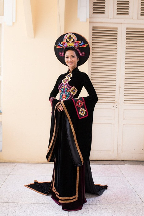 Ngày 26-1, tại Bảo tàng Phụ nữ Nam Bộ (TP.HCM), Hoa hậu hoàn vũ 2017 H’hen Niê xuất hiện rạng rỡ.