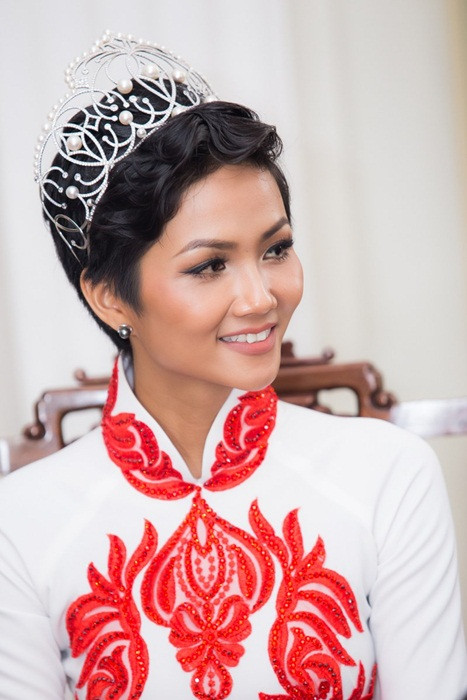 Trong những sự kiện gần đây, đương kim Hoa hậu Hoàn vũ Việt Nam cũng thường xuất hiện trong trang phục áo dài. 