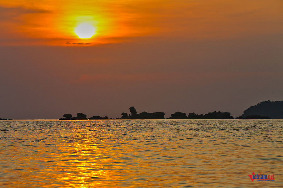  Khi hoàng hôn dần xuống, mặt biển như được dát vàng lộng lẫy. Ngắm hoàng hôn từ hòn Dăm Ngang với dãy núi đá giống như hình nhân sư thật hùng tráng.