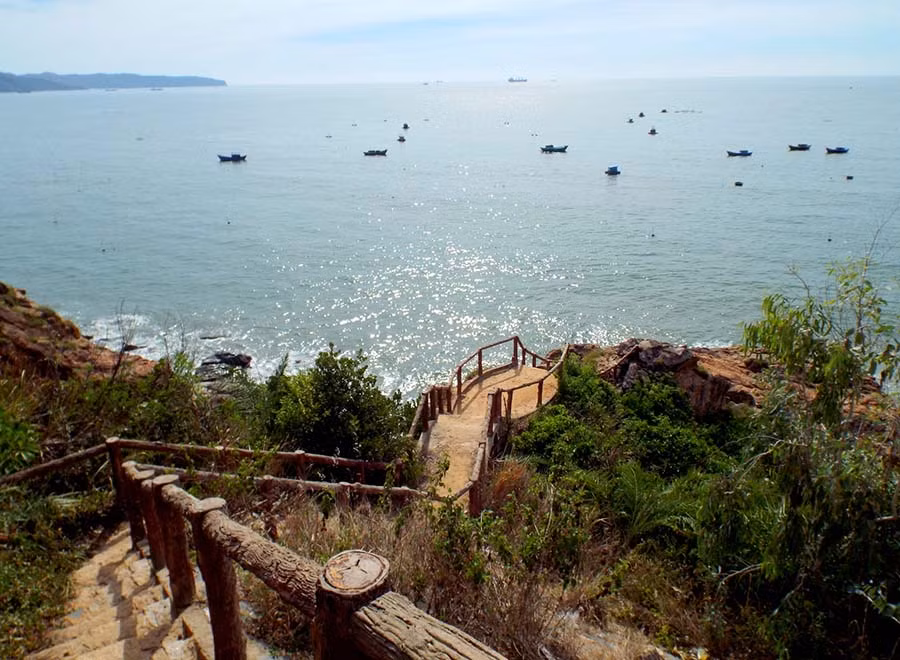 Biển Tiên Sa lấp lánh bạc trong nắng mai