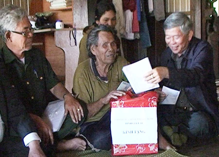 Thăm, tặng quà gia đình ông A Nhur (làng Vân, thị trấn Ia Ly, huyện Chư Pah). Ảnh: Tường VY  Thăm, tặng quà gia đình ông A Nhur (làng Vân, thị trấn Ia Ly, huyện Chư Pah). Ảnh: Tường VY