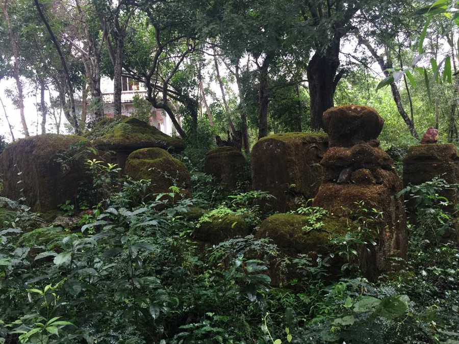 Những ngôi mộ khác.