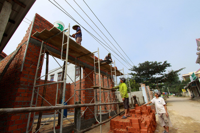 Nhiều ngư dân Bình Minh đi tàu cá nước ngoài trở về đua nhau xây nhà lầu. Nhiều ngư dân Bình Minh đi tàu cá nước ngoài trở về đua nhau xây nhà lầu.