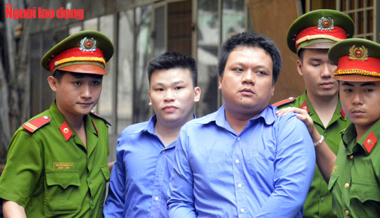 Hai bị cáo Lê Trung Thành, Phạm Thế Bạch bị áp giải sau phiên tòa.