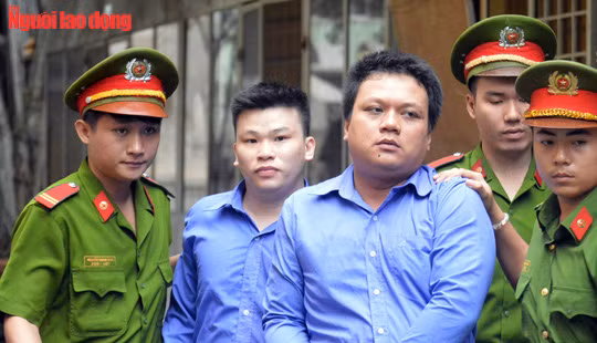 Hai bị cáo Lê Trung Thành, Phạm Thế Bạch bị áp giải sau phiên tòa.