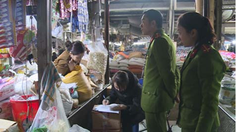 Công an thu giữ 40 gói mì chính giả tại 2 ki ốt ở chợ thành phố Hà Tĩnh do Thủy và Lý làm chủ 