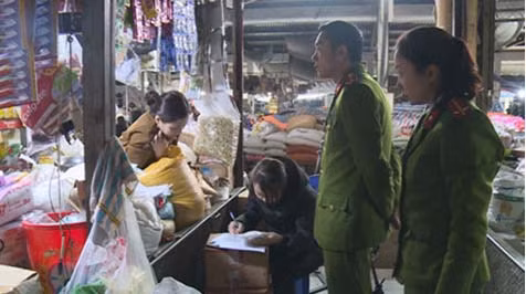 Công an thu giữ 40 gói mì chính giả tại 2 ki ốt ở chợ thành phố Hà Tĩnh do Thủy và Lý làm chủ 