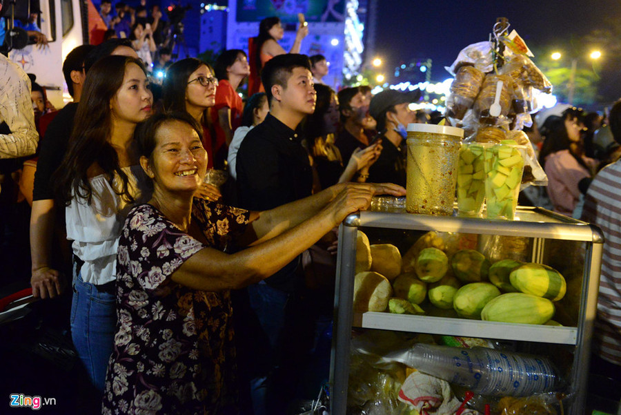Bà Bé (58 tuổi) bán trái cây ở gần bờ sông quận 2 sung sướng nhìn pháo hoa tỏa sáng trên trời.