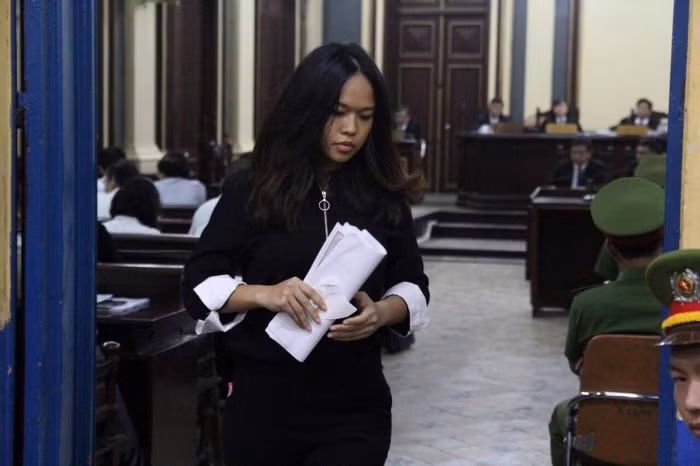 Bà Trần Ngọc Bích có mặt tại tòa.