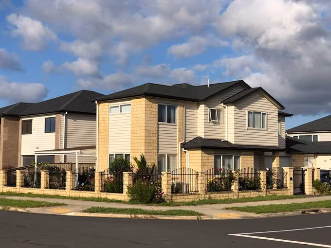 Ngôi nhà có hàng rào hoa hồng nhà chị Mơ nằm ở một góc đường. Chị Mơ bắt đầu cải tạo khu vườn cách đây hai năm sau khi mua ngôi nhà nằm trên thửa đất rộng hơn 400 m2.