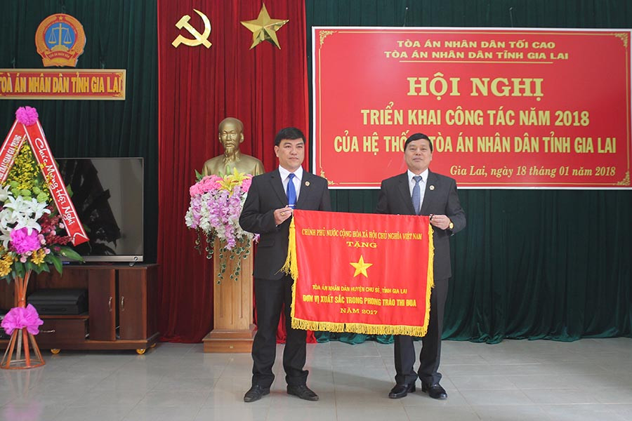 Ông Nguyễn Văn Hạnh-Phó Chánh an TAND tối cao trao Cờ thi đua của Chính phủ cho TAND huyện Chư Sê. Ảnh: Lê Anh