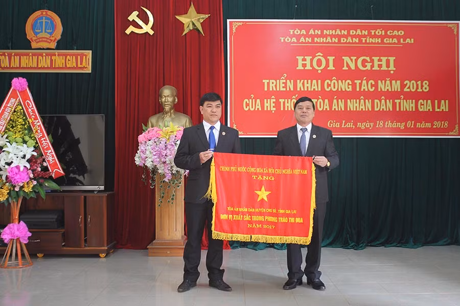 Ông Nguyễn Văn Hạnh-Phó Chánh an TAND tối cao trao Cờ thi đua của Chính phủ cho TAND huyện Chư Sê. Ảnh: Lê Anh