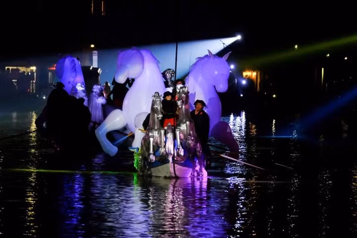 Dòng sông rực rỡ về đêm với màn biểu diễn của các đoàn nghệ thuật trên các con thuyền.