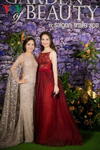 Á hậu Thụy Vân hội ngộ với diễn viên Minh Hương tại sự kiện.