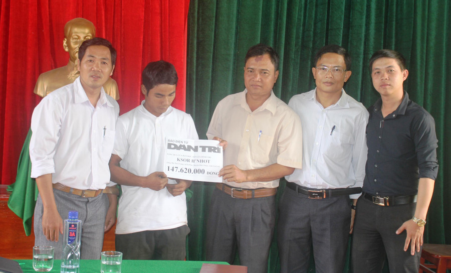 Đại diện chính quyền xã đã trao tay hơn 149 triệu đồng cho gia đình chị H’Nhớt. Ảnh: Hải Băng
