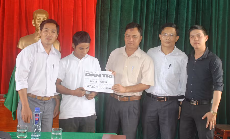 Đại diện chính quyền xã đã trao tay hơn 149 triệu đồng cho gia đình chị H’Nhớt. Ảnh: Hải Băng