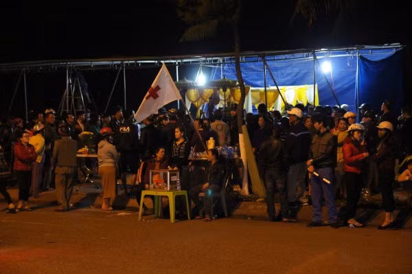 Nhiều người dân lập thùng quyên góp để ủng hộ, chia buồn cùng gia đình các nạn nhân.