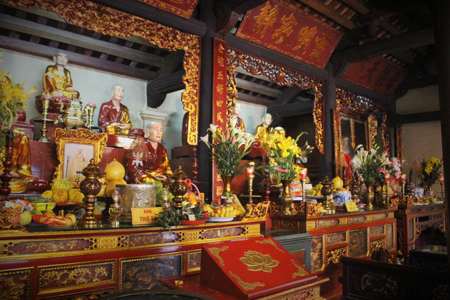  Bên trong chùa còn lưu giữ rất nhiều pho tượng Phật lẫn tượng Bồ tát có giá trị nghệ thuật lớn, trong đó phải kể đến bức tượng đức Phật Thích Ca nhập Niết bàn bằng gỗ và được sơn son thiếp vàng. Ngoài ra, các hiện vật khác có ý nghĩa lịch sử, văn hóa và tôn giáo từ thời trước vẫn còn được gìn giữ.