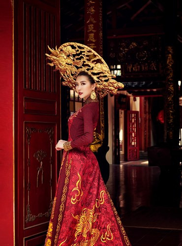 Chiếc mấn vàng được chế tác hoàn toàn bằng tay và cũng mang biểu tượng con rồng hòa quyện với đất trời, như một lời chúc thế giới luôn bình an, hạnh phúc. Chiếc mấn vàng được chế tác hoàn toàn bằng tay và cũng mang biểu tượng con rồng hòa quyện với đất trời, như một lời chúc thế giới luôn bình an, hạnh phúc.