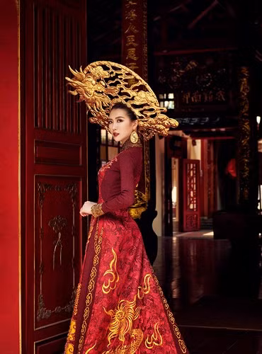 Chiếc mấn vàng được chế tác hoàn toàn bằng tay và cũng mang biểu tượng con rồng hòa quyện với đất trời, như một lời chúc thế giới luôn bình an, hạnh phúc. Chiếc mấn vàng được chế tác hoàn toàn bằng tay và cũng mang biểu tượng con rồng hòa quyện với đất trời, như một lời chúc thế giới luôn bình an, hạnh phúc.