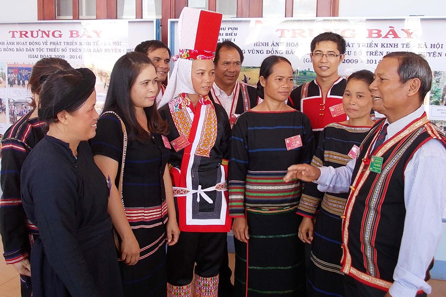 Trao đổi công tác tuyên truyền vận động phụ nữ dân tộc thiểu số. Ảnh: T.N