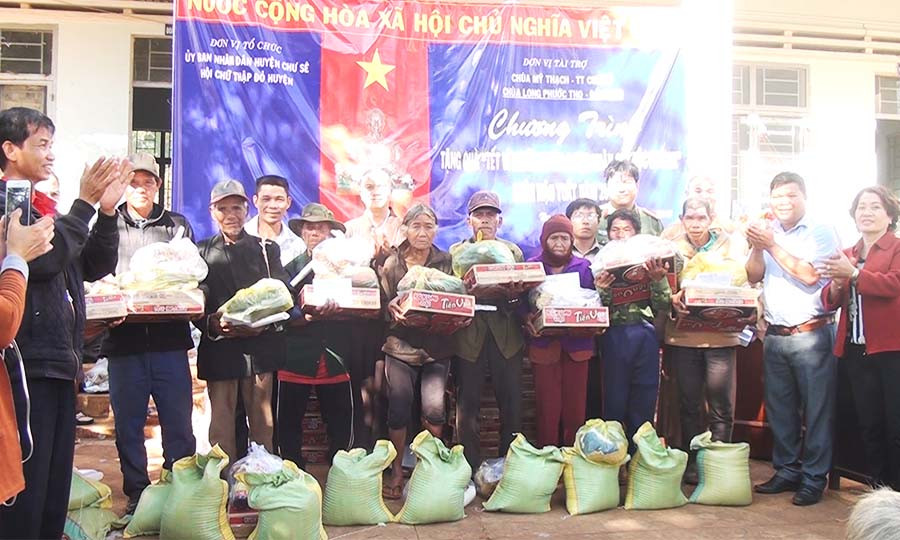  Đại diện Đảng ủy, UBND xã và đoàn từ thiện tặng quà cho nhân dân xã Bar Maih. Ảnh: Hoàng Viên