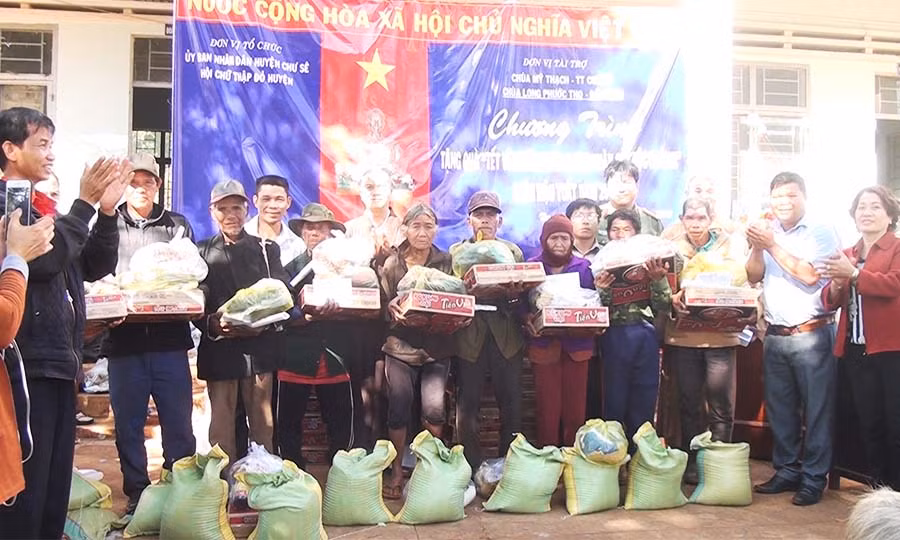  Đại diện Đảng ủy, UBND xã và đoàn từ thiện tặng quà cho nhân dân xã Bar Maih. Ảnh: Hoàng Viên