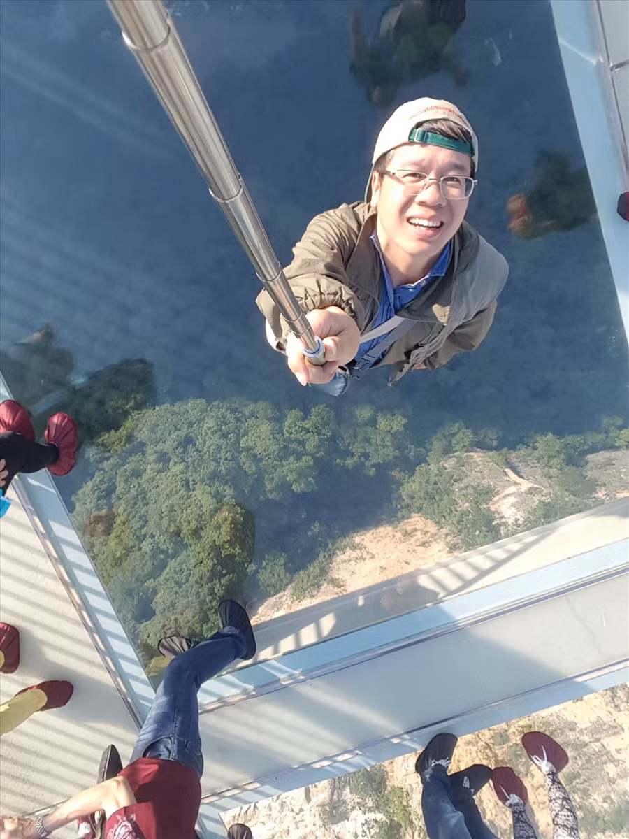 Cây cầu kính chứa nhiều kỷ lục thế giới ở Trương Gia Giới. Cây cầu kính chứa nhiều kỷ lục thế giới ở Trương Gia Giới.