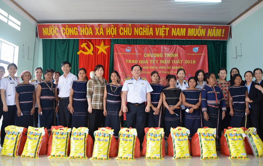 Những món quà tinh thần lớn lao cho những người phụ nữ nghèo, giúp họ vượt qua hoàn cảnh để đón một cái Tết ấm áp. Ảnh: Trần Dung