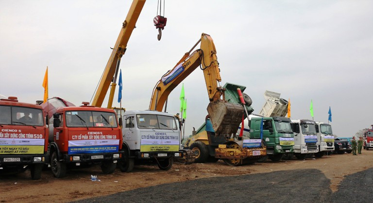 Các đơn vị tham gia dự án tập trung nhân vật lực, thiết bị đồng loạt thi công sau buổi lễ.