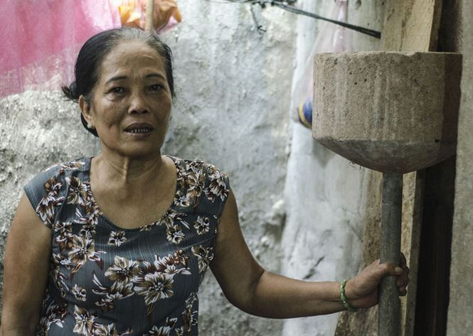 Bà Đặng Thị Kim Thoa, em gái của lực sĩ kiêm võ sĩ Huỳnh Tây Đen còn giữ cặp tạ của người anh để làm kỷ niệm. Bà Đặng Thị Kim Thoa, em gái của lực sĩ kiêm võ sĩ Huỳnh Tây Đen còn giữ cặp tạ của người anh để làm kỷ niệm.